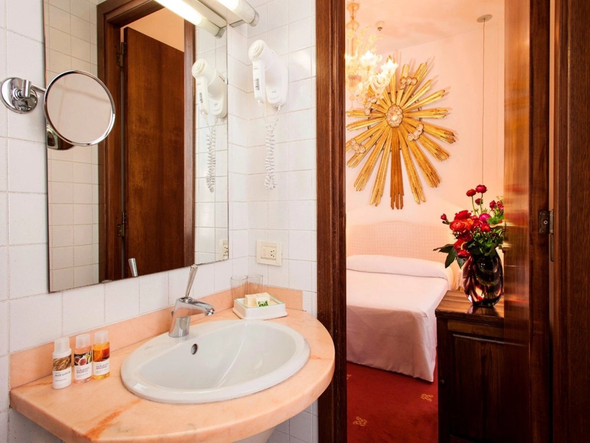 Hotel Columbia - Bathroom Photo