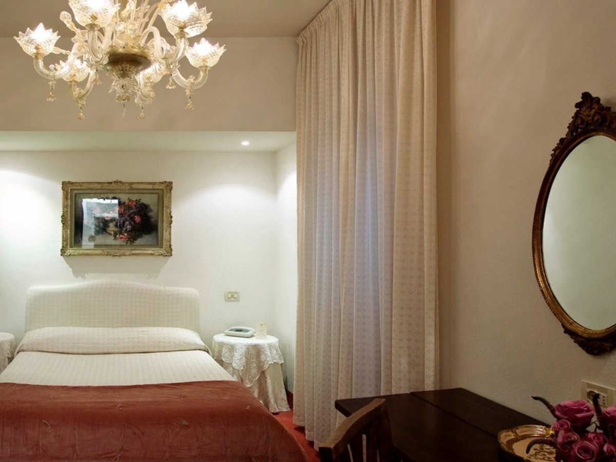 Hotel Columbia - Room Photo